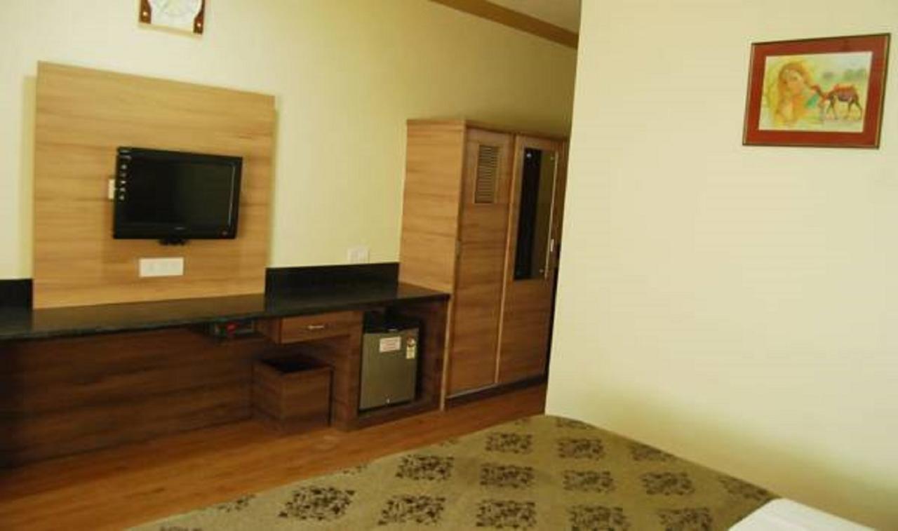 Hotel Savera Palace Mount Abu Bagian luar foto