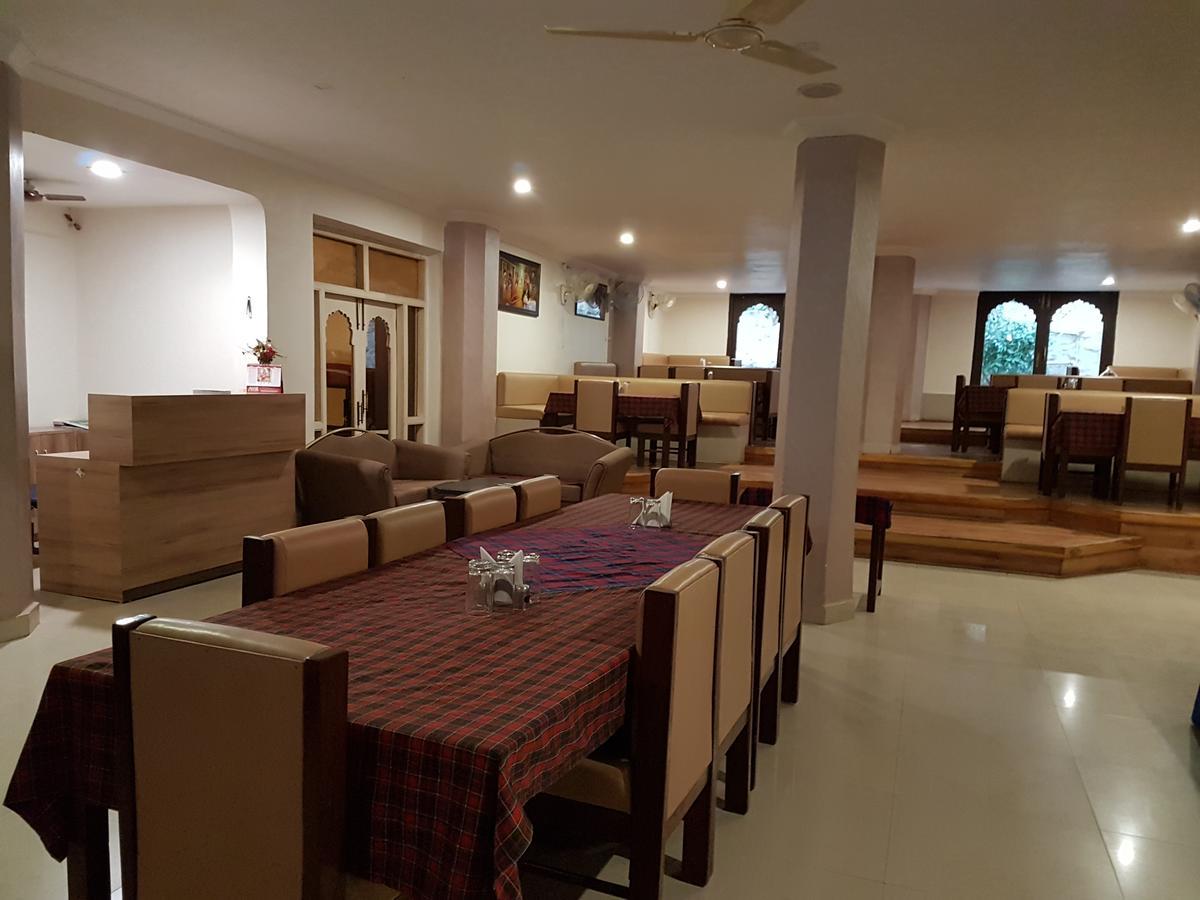Hotel Savera Palace Mount Abu Bagian luar foto