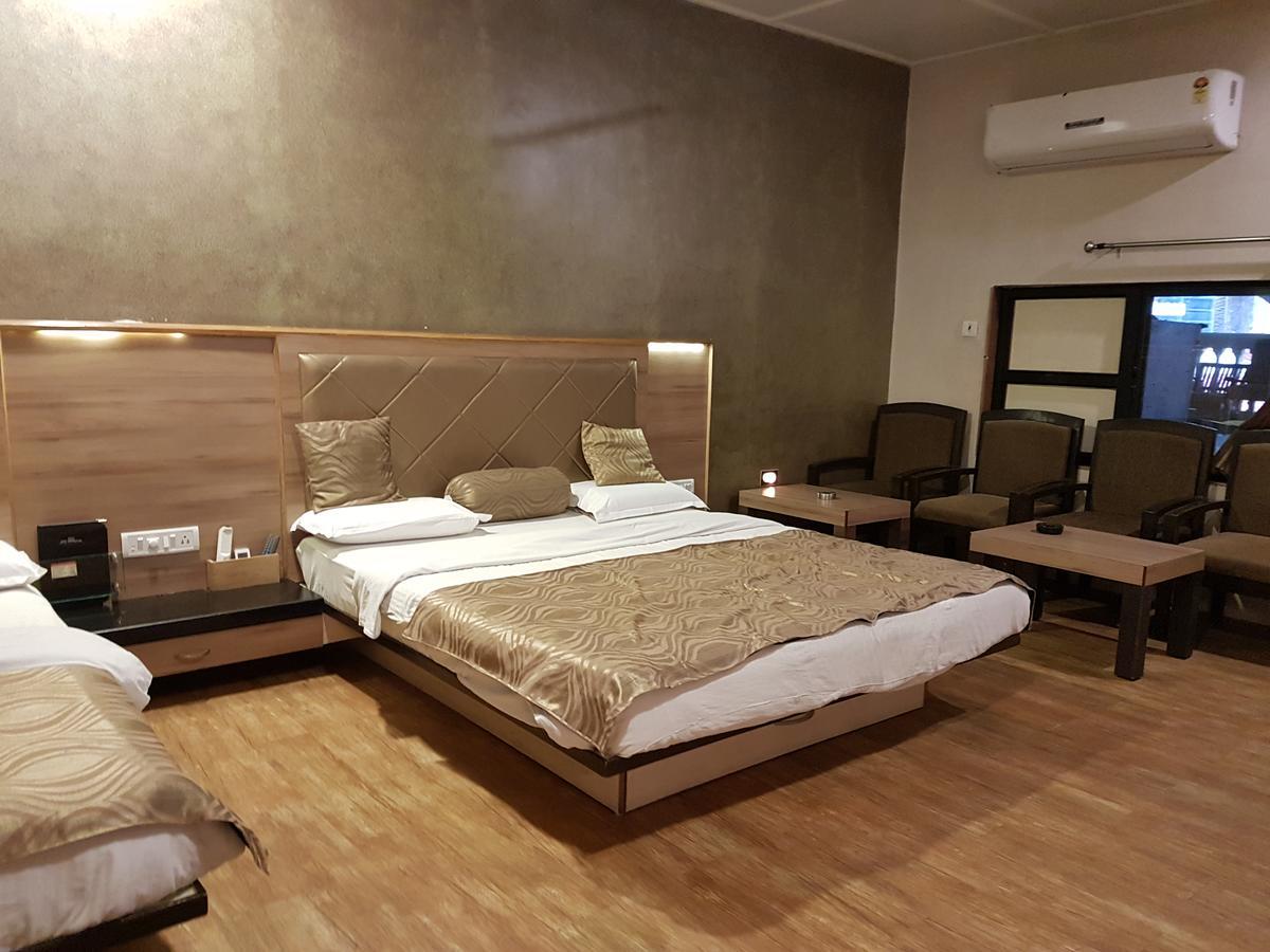 Hotel Savera Palace Mount Abu Bagian luar foto