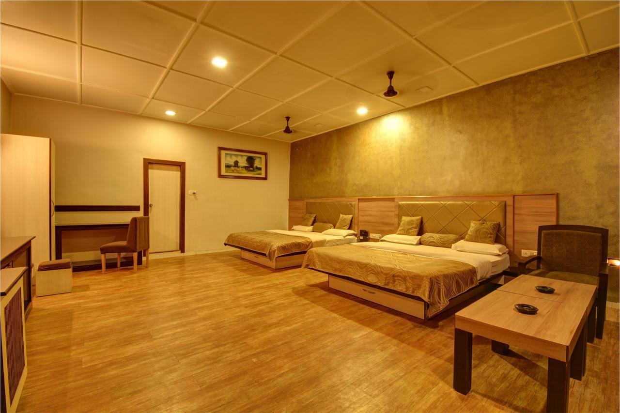 Hotel Savera Palace Mount Abu Bagian luar foto